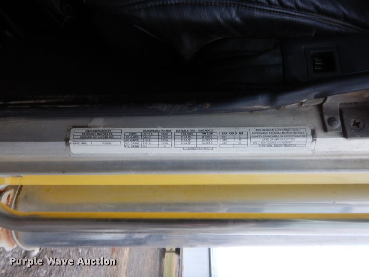 image for item HW9196 2001 Peterbilt 385  semi truck