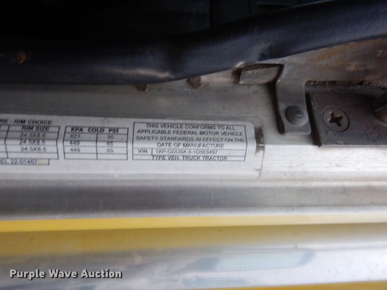 image for item HW9196 2001 Peterbilt 385  semi truck