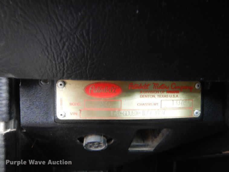 image for item HW9196 2001 Peterbilt 385  semi truck