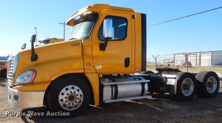 image for item HW9204 2017 Freightliner Cascadia 125  semi truck