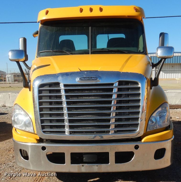 image for item HW9204 2017 Freightliner Cascadia 125  semi truck