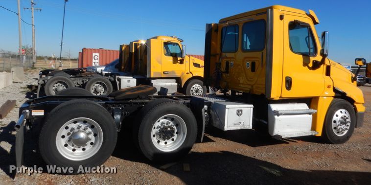 image for item HW9204 2017 Freightliner Cascadia 125  semi truck