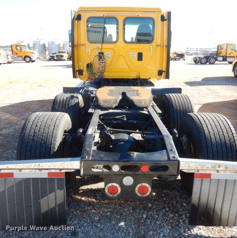 image for item HW9204 2017 Freightliner Cascadia 125  semi truck