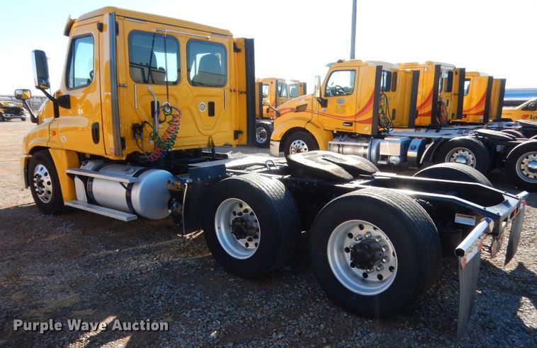 image for item HW9204 2017 Freightliner Cascadia 125  semi truck