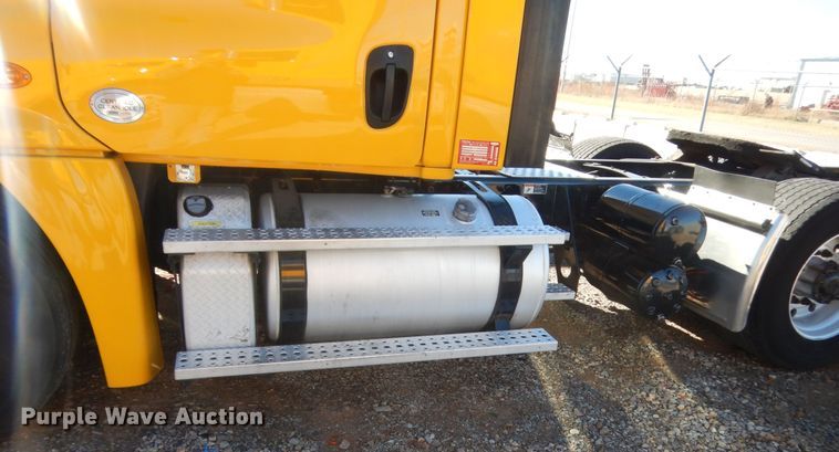 image for item HW9204 2017 Freightliner Cascadia 125  semi truck