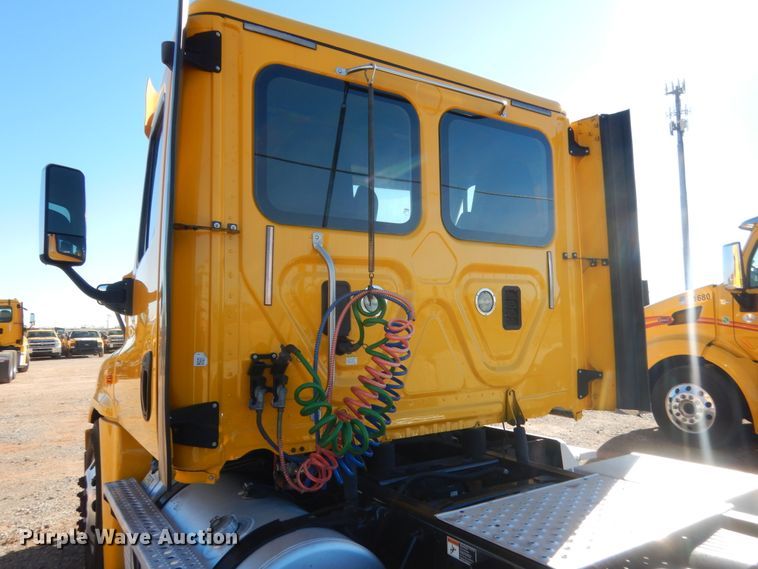 image for item HW9204 2017 Freightliner Cascadia 125  semi truck