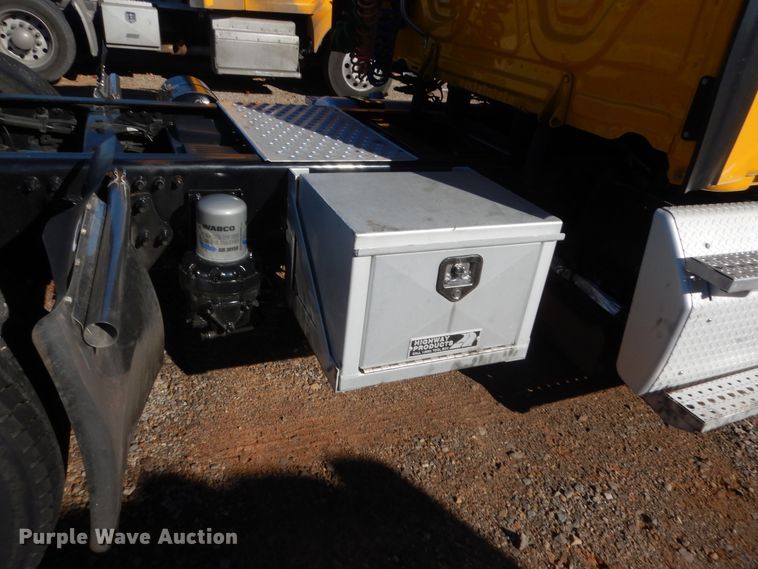 image for item HW9204 2017 Freightliner Cascadia 125  semi truck