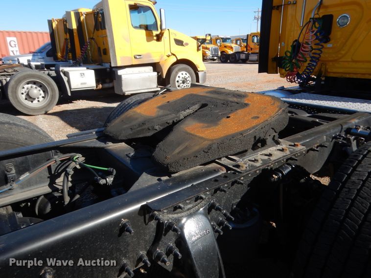 image for item HW9204 2017 Freightliner Cascadia 125  semi truck