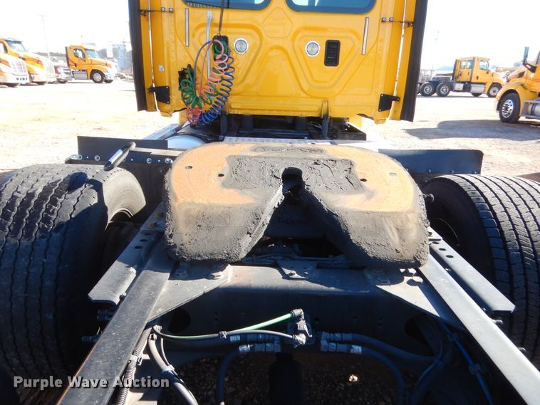 image for item HW9204 2017 Freightliner Cascadia 125  semi truck