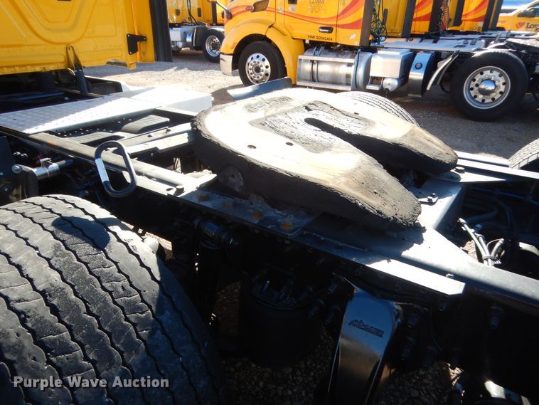 image for item HW9204 2017 Freightliner Cascadia 125  semi truck