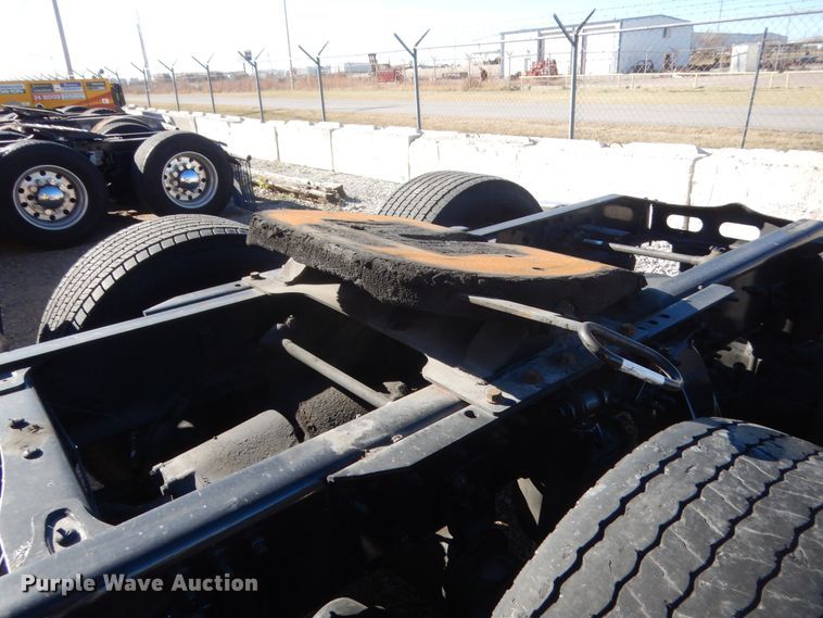 image for item HW9204 2017 Freightliner Cascadia 125  semi truck