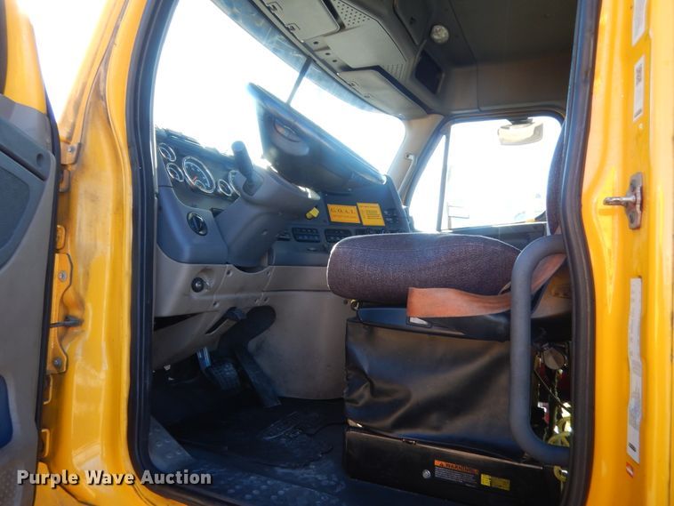 image for item HW9204 2017 Freightliner Cascadia 125  semi truck