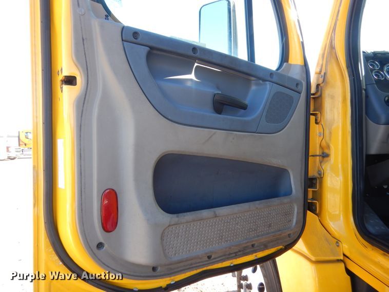 image for item HW9204 2017 Freightliner Cascadia 125  semi truck