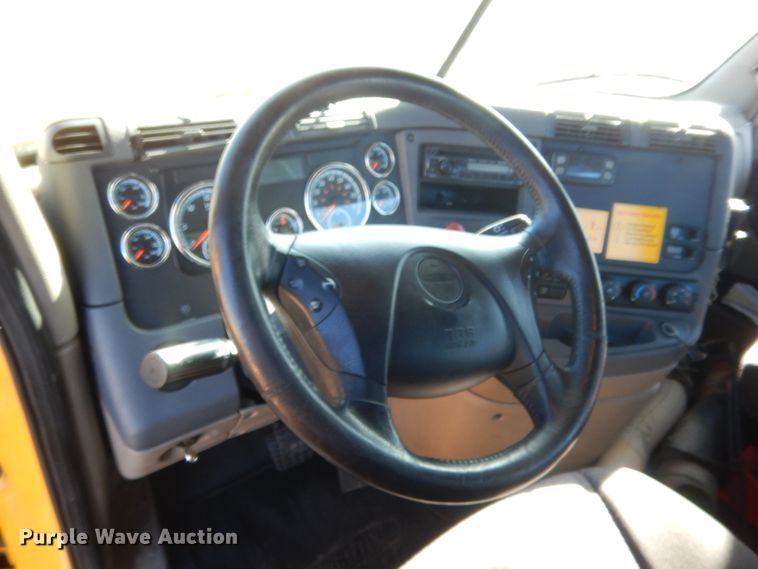 image for item HW9204 2017 Freightliner Cascadia 125  semi truck