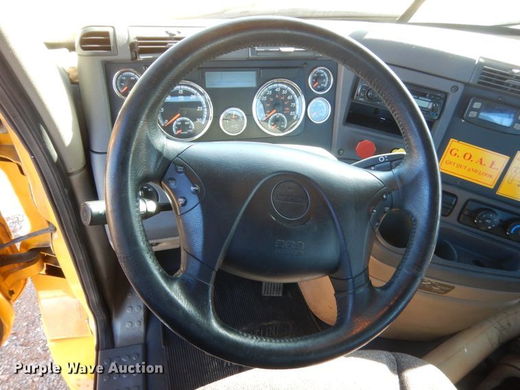 image for item HW9204 2017 Freightliner Cascadia 125  semi truck