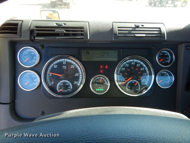 image for item HW9204 2017 Freightliner Cascadia 125  semi truck