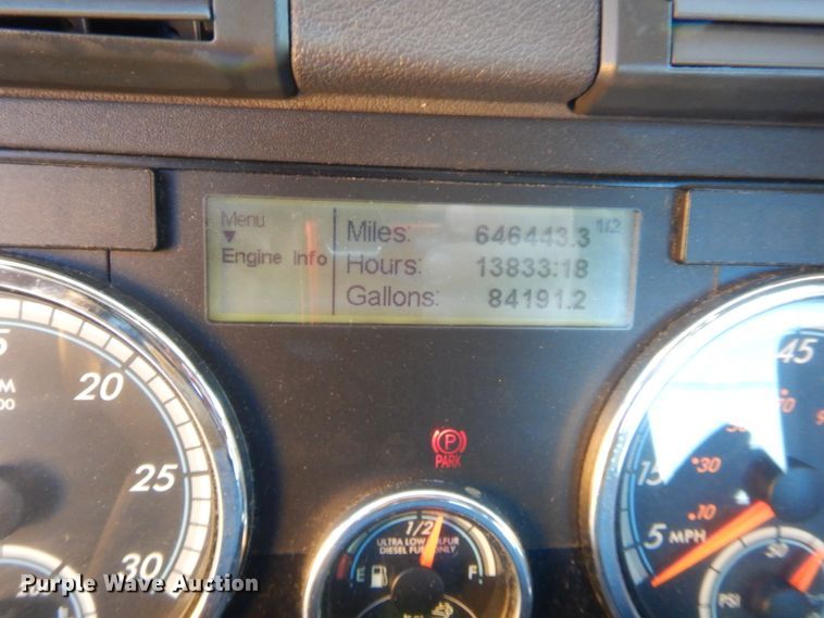 image for item HW9204 2017 Freightliner Cascadia 125  semi truck