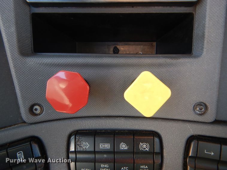 image for item HW9204 2017 Freightliner Cascadia 125  semi truck