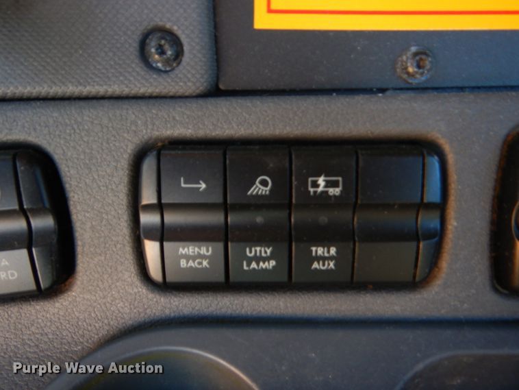 image for item HW9204 2017 Freightliner Cascadia 125  semi truck