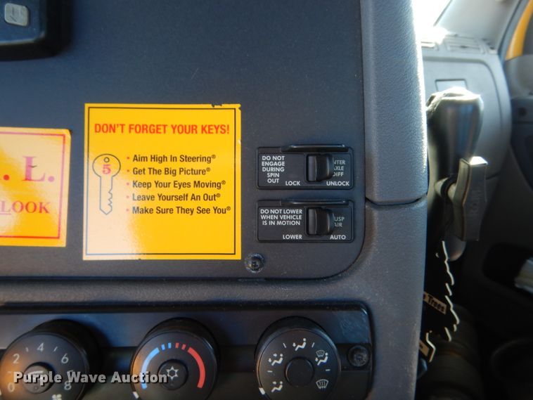 image for item HW9204 2017 Freightliner Cascadia 125  semi truck