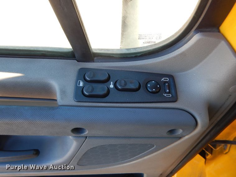 image for item HW9204 2017 Freightliner Cascadia 125  semi truck