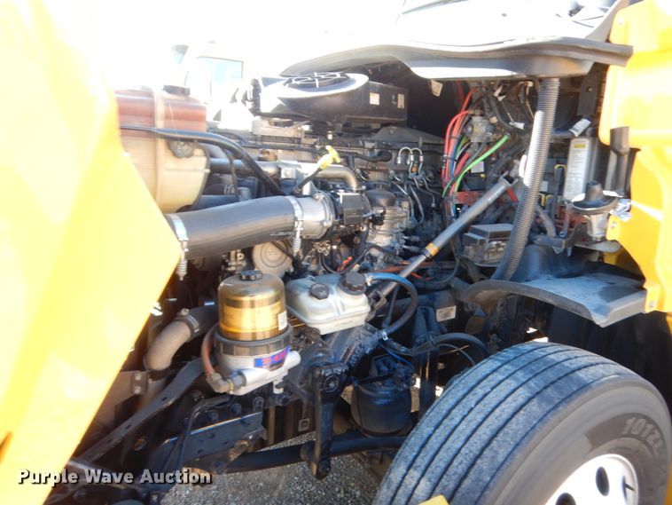 image for item HW9204 2017 Freightliner Cascadia 125  semi truck