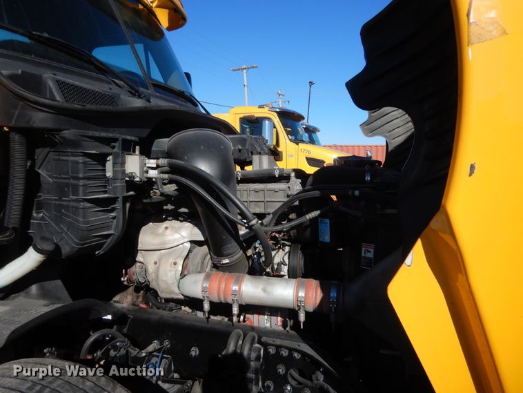 image for item HW9204 2017 Freightliner Cascadia 125  semi truck