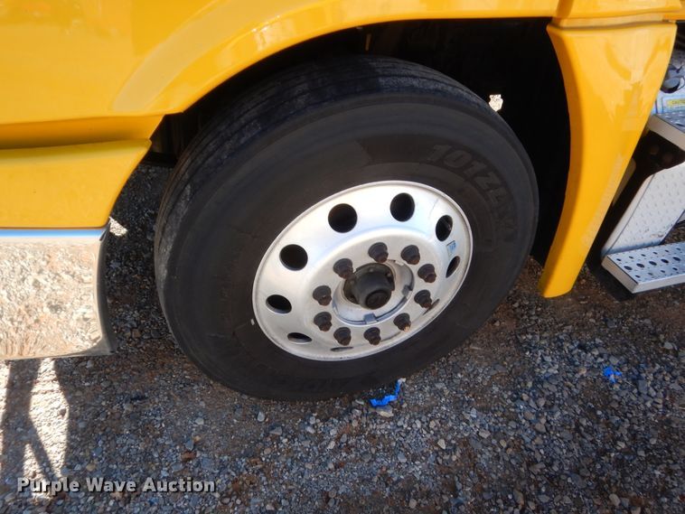 image for item HW9204 2017 Freightliner Cascadia 125  semi truck