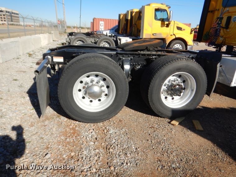 image for item HW9204 2017 Freightliner Cascadia 125  semi truck