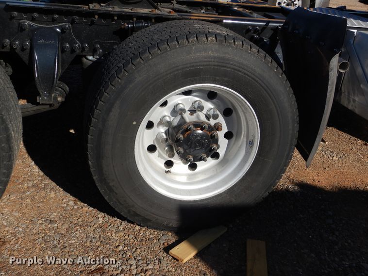 image for item HW9204 2017 Freightliner Cascadia 125  semi truck