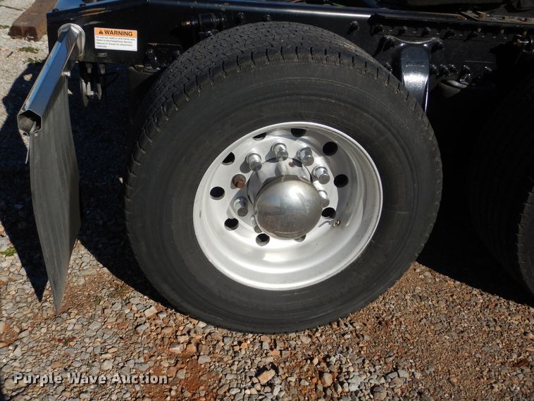 image for item HW9204 2017 Freightliner Cascadia 125  semi truck