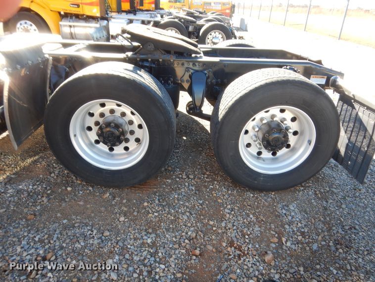 image for item HW9204 2017 Freightliner Cascadia 125  semi truck