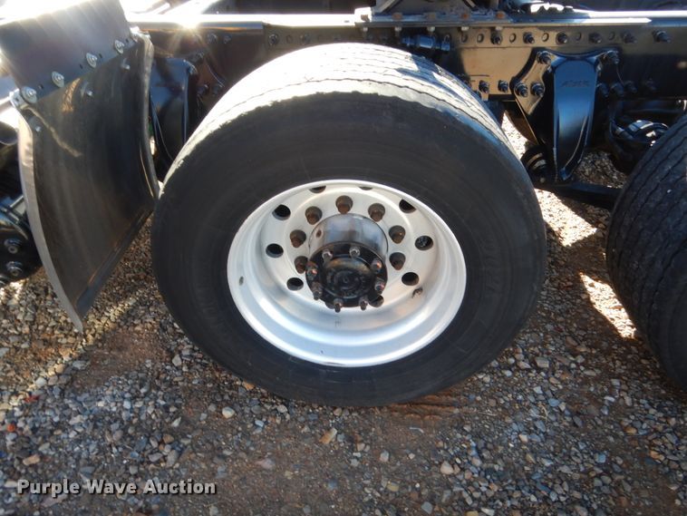 image for item HW9204 2017 Freightliner Cascadia 125  semi truck