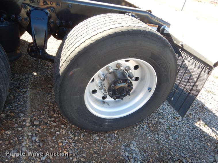 image for item HW9204 2017 Freightliner Cascadia 125  semi truck