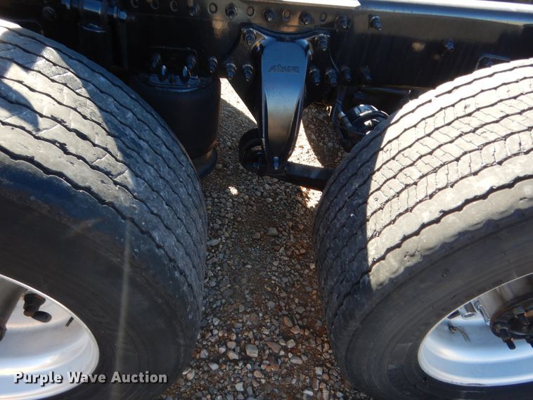 image for item HW9204 2017 Freightliner Cascadia 125  semi truck