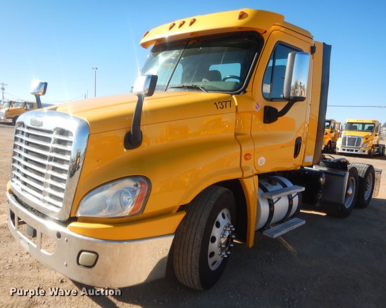 image for item HW9205 2016 Freightliner Cascadia 125  semi truck