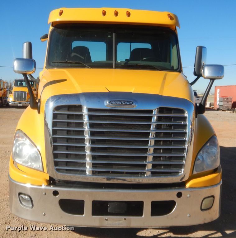 image for item HW9205 2016 Freightliner Cascadia 125  semi truck