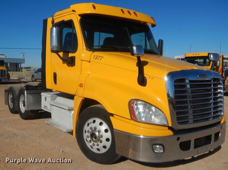 image for item HW9205 2016 Freightliner Cascadia 125  semi truck