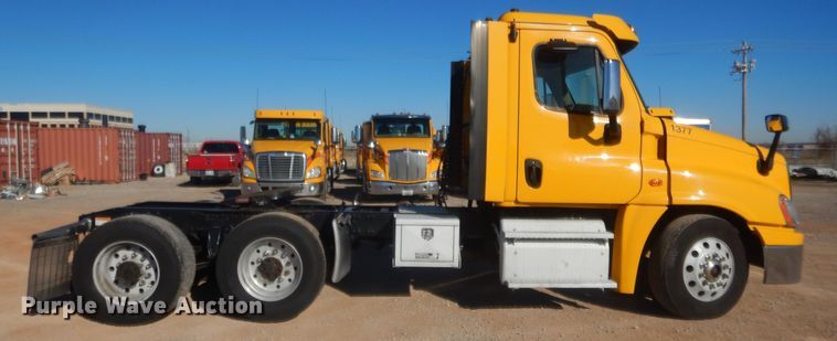 image for item HW9205 2016 Freightliner Cascadia 125  semi truck