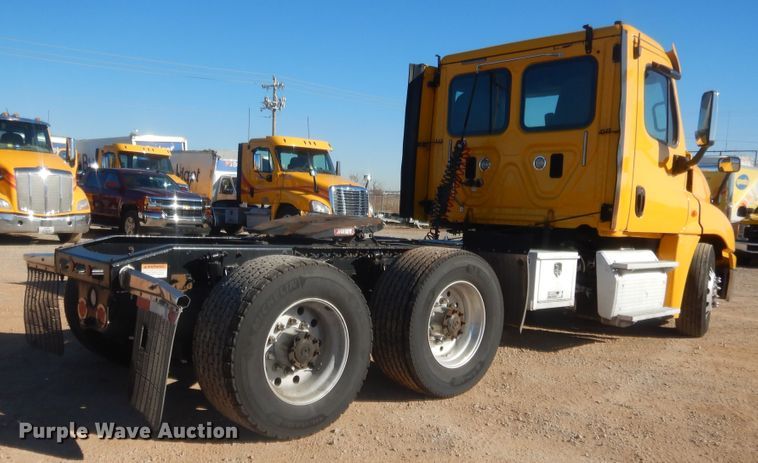 image for item HW9205 2016 Freightliner Cascadia 125  semi truck