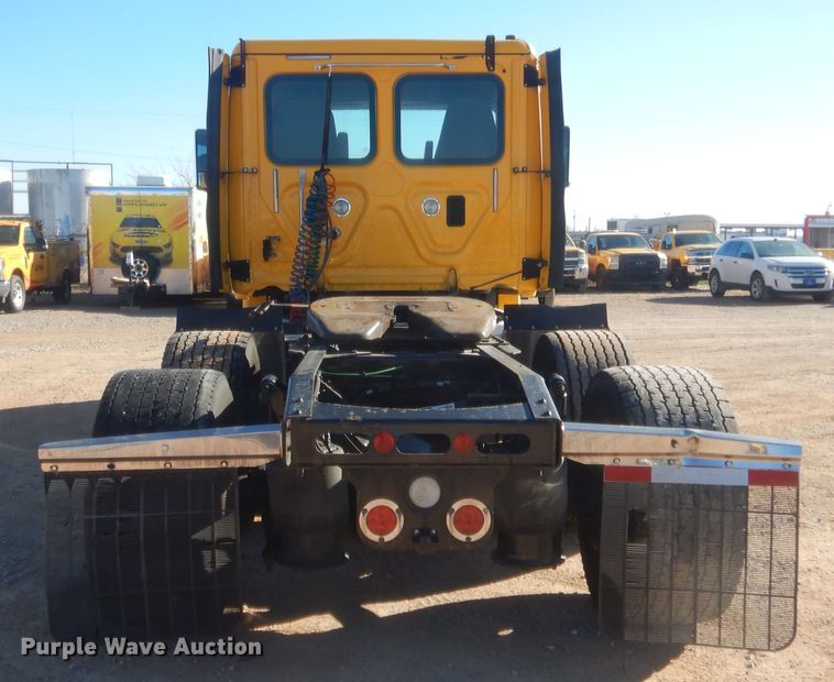 image for item HW9205 2016 Freightliner Cascadia 125  semi truck