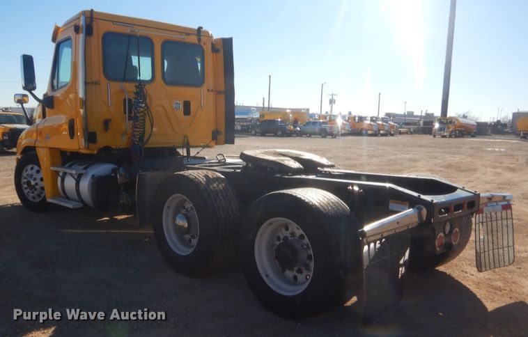 image for item HW9205 2016 Freightliner Cascadia 125  semi truck