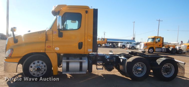 image for item HW9205 2016 Freightliner Cascadia 125  semi truck