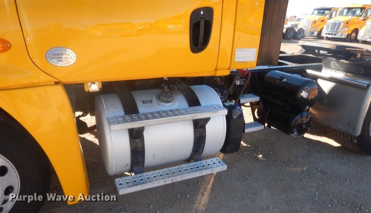 image for item HW9205 2016 Freightliner Cascadia 125  semi truck