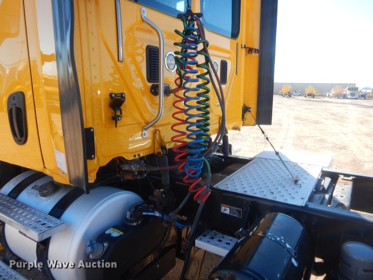 image for item HW9205 2016 Freightliner Cascadia 125  semi truck