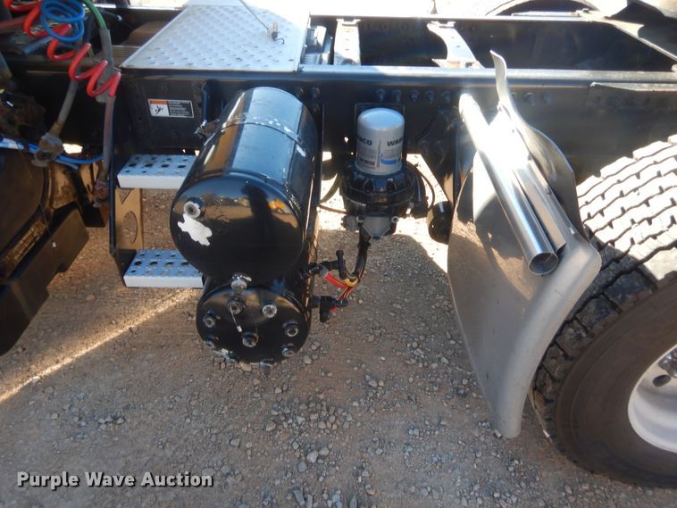 image for item HW9205 2016 Freightliner Cascadia 125  semi truck