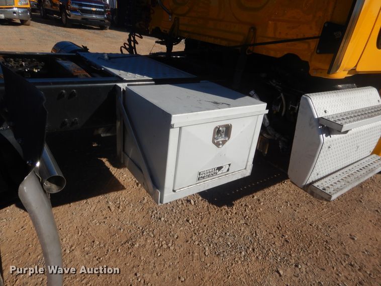 image for item HW9205 2016 Freightliner Cascadia 125  semi truck