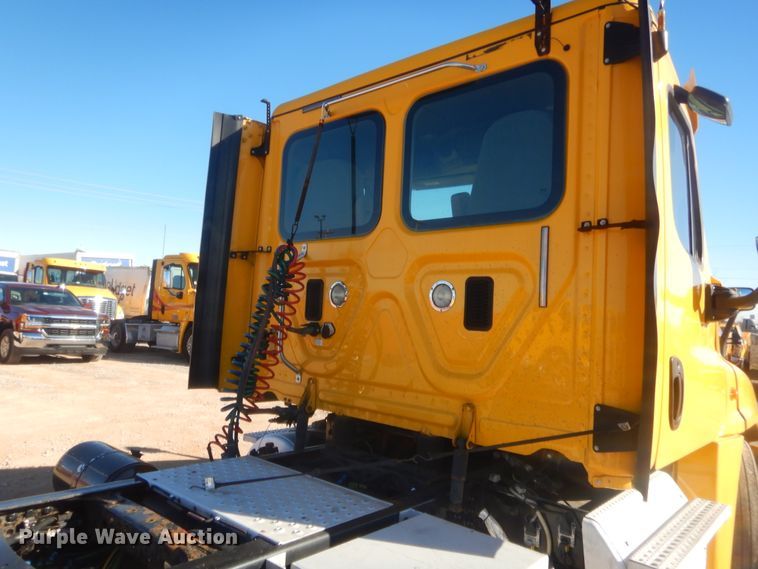 image for item HW9205 2016 Freightliner Cascadia 125  semi truck