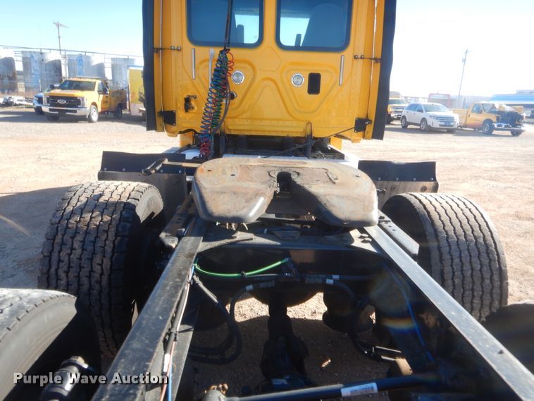 image for item HW9205 2016 Freightliner Cascadia 125  semi truck