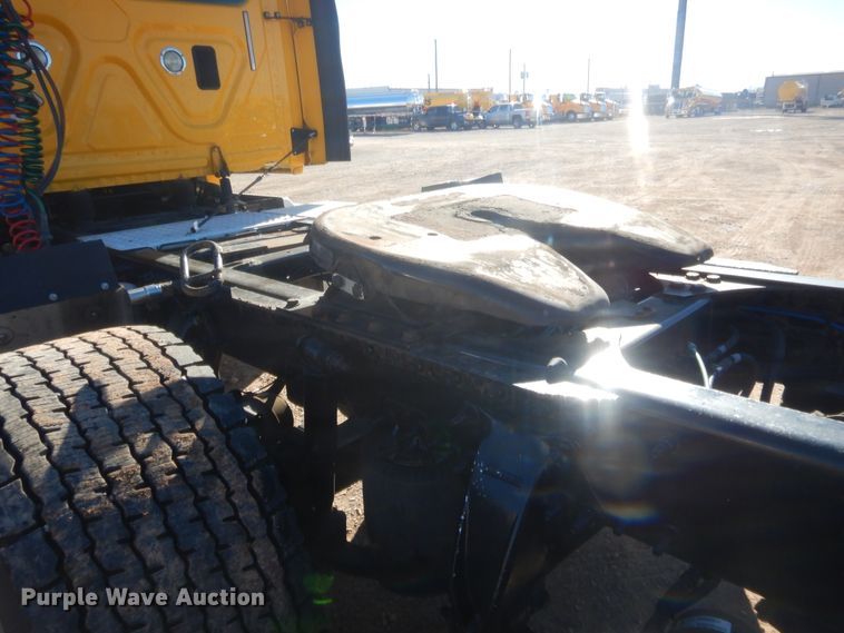 image for item HW9205 2016 Freightliner Cascadia 125  semi truck